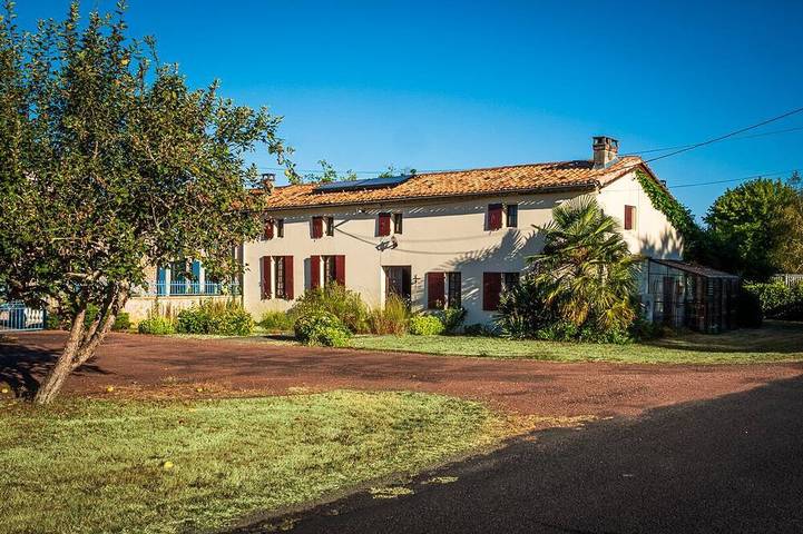 Location de vacances pour 10 personnes, avec Balcon ainsi que Jardin et Piscine à Saint-Pierre-du-Palais