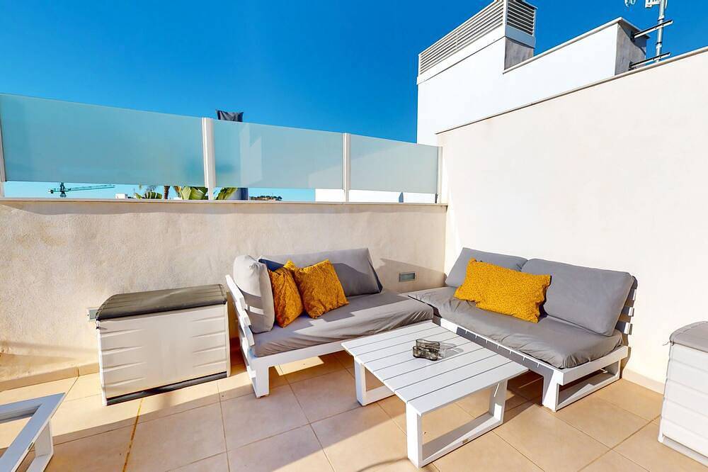 Penthouse with large terrace, Wifi, A/C, garage, swimming pool, gym. Walking distance to beach and centre. in Montgo, Dénia