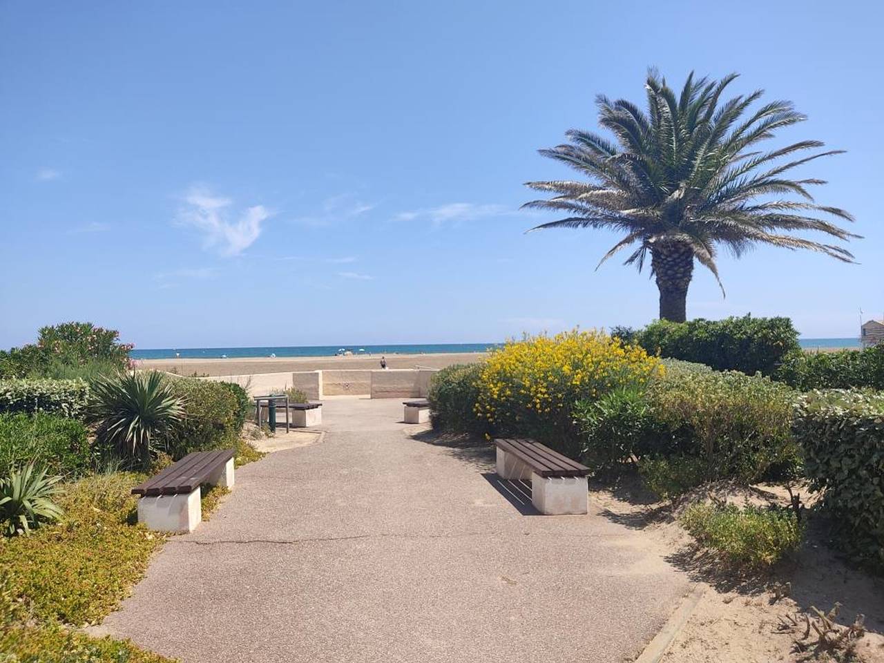 Bright Villa for 6 with Pool, 100m to Beach, Near Shops and Gruissan Port, Perfect for Family Getaway in Gruissan (Ville), Gruissan