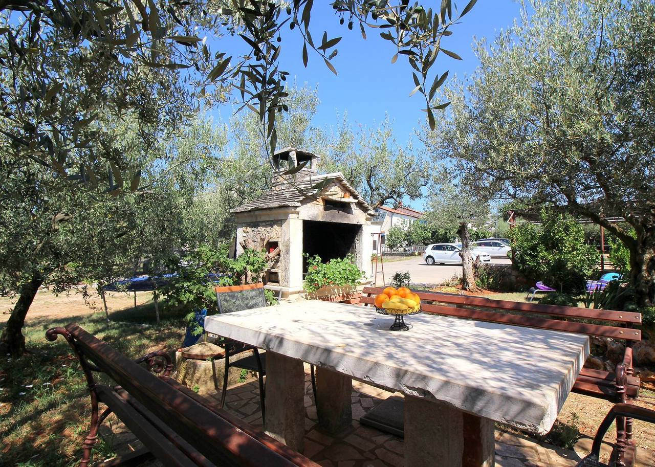 Ganze Wohnung, Hundefreundliches Apartment nur 250 Meter zum Strand mit mediterranem Garten in Mali Maj, Poreč