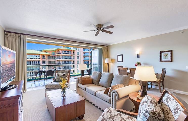 Vacation rental for 10 people, with balcony and pool as well as yard and hot tub in Kaanapali