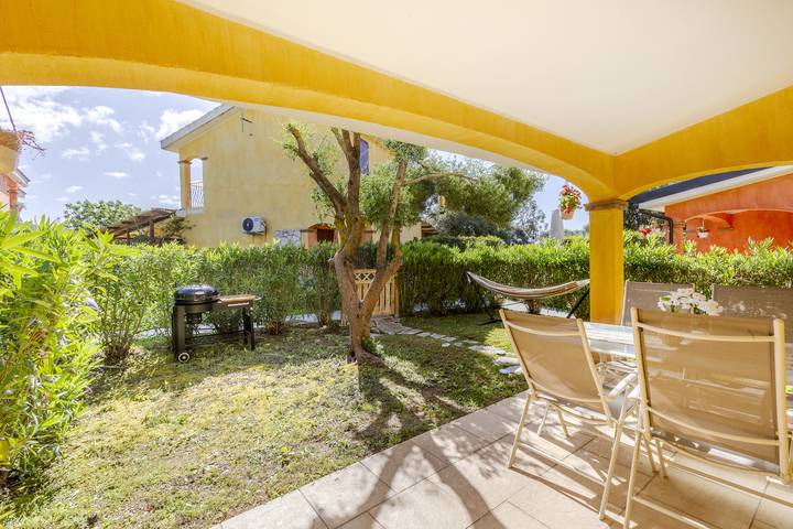 Location de vacances pour 6 personnes, avec terrasse ainsi que piscine et jardin à Porto Pino - 4