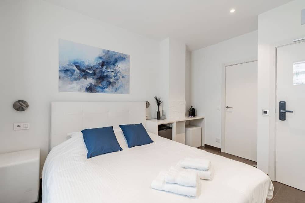 Geheel appartement, Elegant room with private bathroom near city center in Brugge, West-Vlaanderen