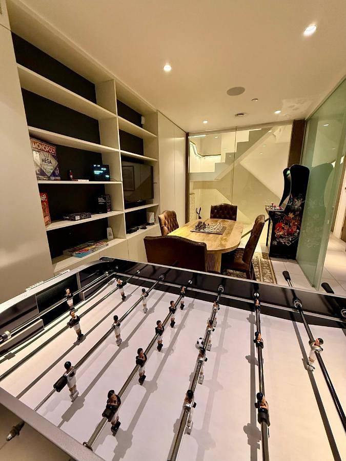 Central London Designer Home w Game Room and Ac in London, Südostengland