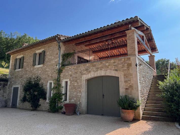 Location de vacances pour 2 personnes, avec terrasse ainsi que vue et piscine à Céreste - 3