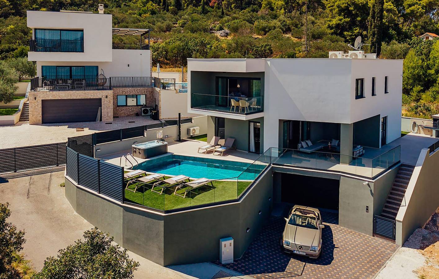 Gemütliches Apartment am Strand mit Meerblick, Pool und Garage in Arbanija, Ciovo