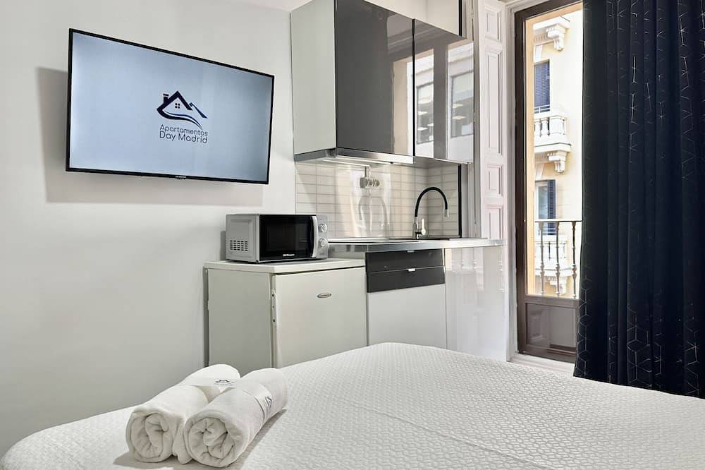 Cozy Street View Double Room with Bathroom | R133S in Centro (Madrid), Madrid