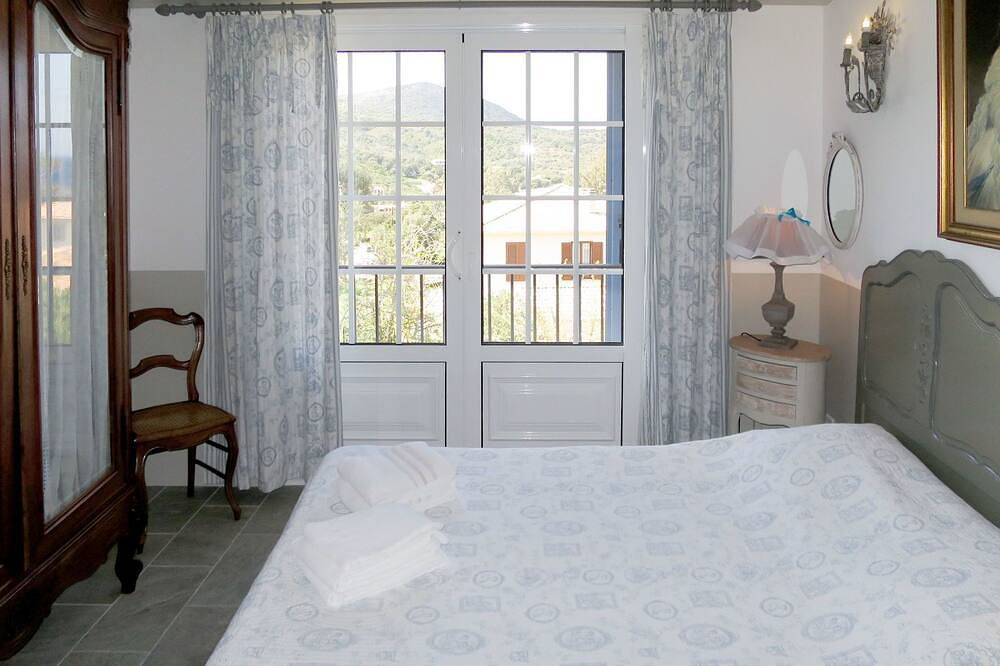 Entire apartment, Cosy apartment for 5 people with Wifi, A/C, pool, Tv and terrace in Galéria, Parc naturel régional de Corse