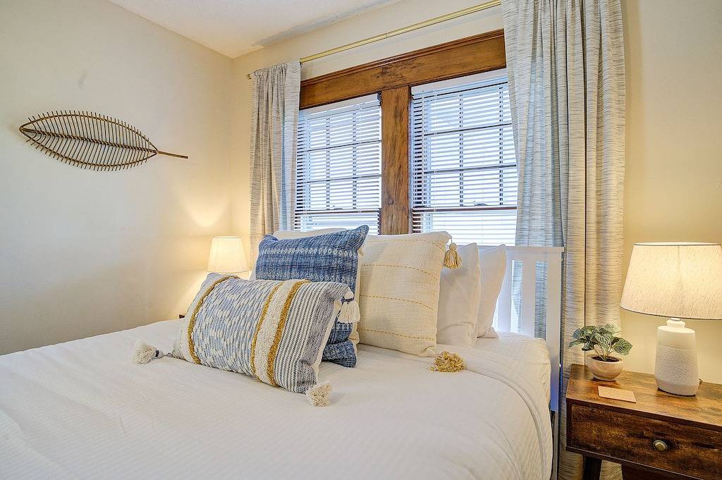 Redesigned Family/Pet Friendly 🐶 Carriage House Minutes walk to Downtown in Johnson City, Blue Ridge Mountains