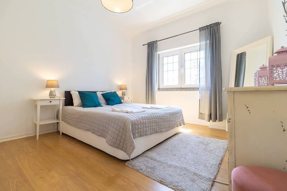 Chic Coastal Villa • Pool, Garden & Beach Vibes in Carcavelos e Parede, Costa de Lisboa