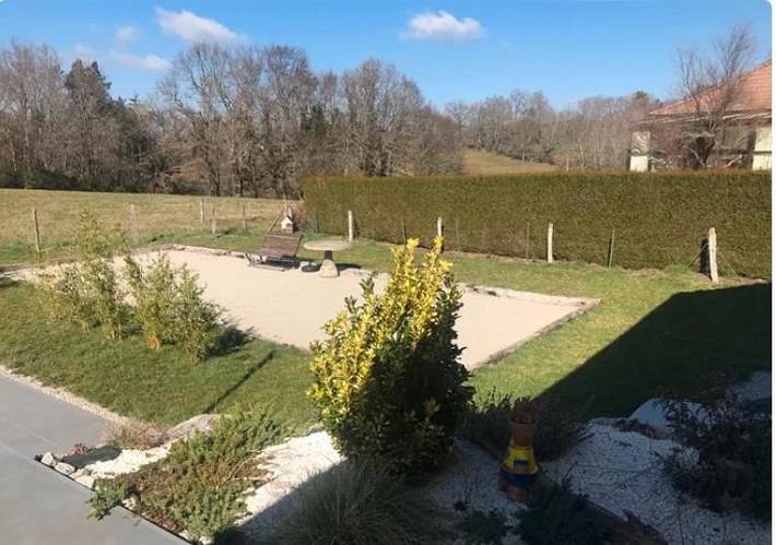 Location de vacances pour 6 personnes, avec vue ainsi que jardin et piscine à Lanobre - 2