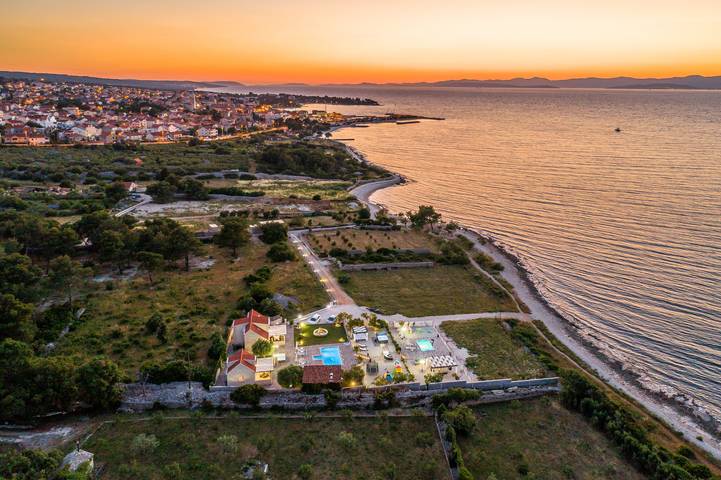 Villa pour 10 personnes, avec balcon/terrasse et piscine, animaux acceptés à Supetar - 2