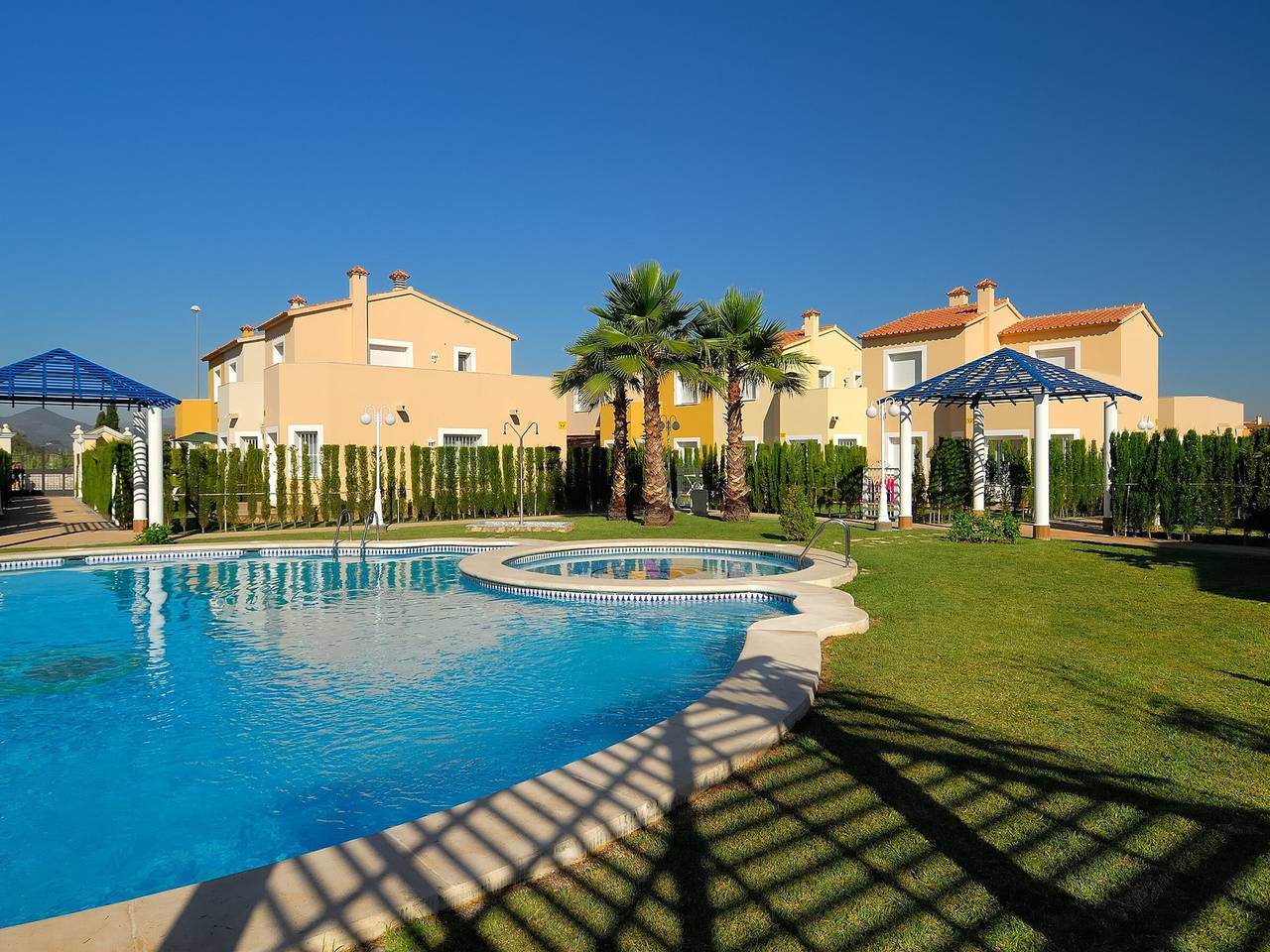 Komfortables Stadthaus in Oliva Nova Golf mit Garten, Terrasse und Parkplatz in Oliva, Costa Blanca