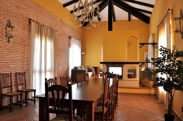 Casa rural para 14 personas, con balcón además de piscina y jardín en La Carlota - 2