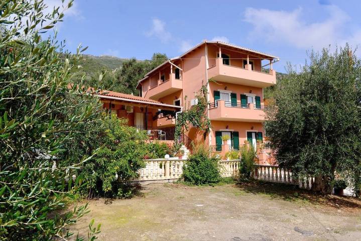Διαμερίσματα διακοπών για 4 άτομα, με Μπαλκόνι και Ταράτσα καθώς και Κήπο στην Παλαιοκαστρίτσα