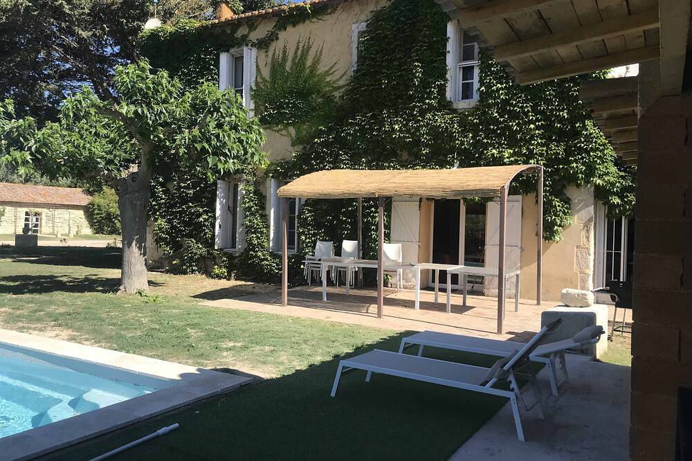 Belle Bastide plein sud avec jardin et piscine privés, beaucoup de charme in Saint-Gilles, Région de Nîmes