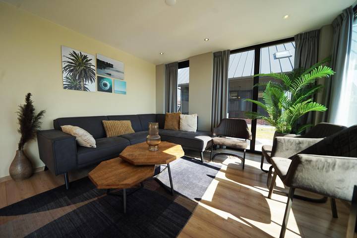 Ferienhaus für 10 Personen, mit Balkon/Terrasse und Terrasse sowie Garten und Seeblick in Kampen