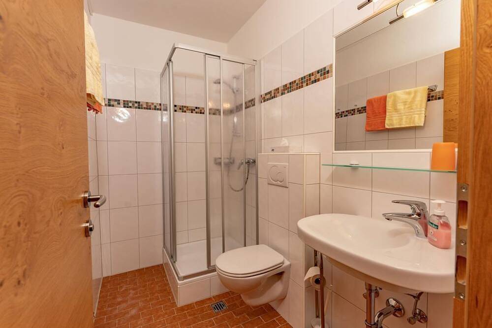 Doppelzimmer mit Dusche, Wc - Hotel Garni Hochwurzen in Rohrmoos, Schladming-Dachstein