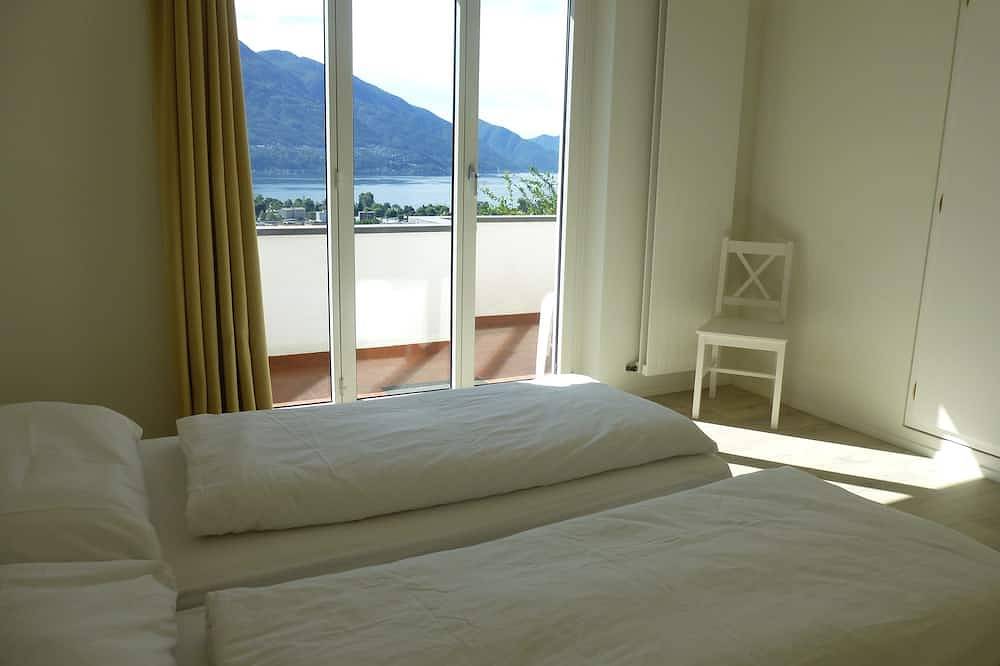Traumhaftes Ferienhaus mit eigenem beheiztem Pool und Seeblick in Gordola, Tessiner Alpen
