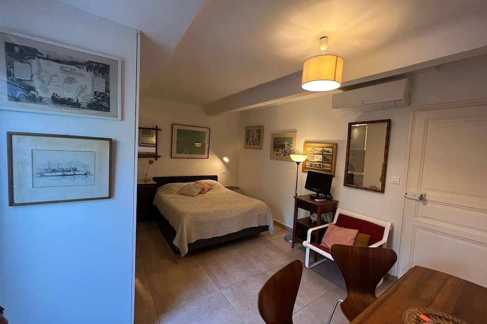 Appartement entier, Au coeur du village, studio standing 17m2, terrasse fleurie 9 m2, climatisation in Hyeres, Côte méditerranéenne (France)