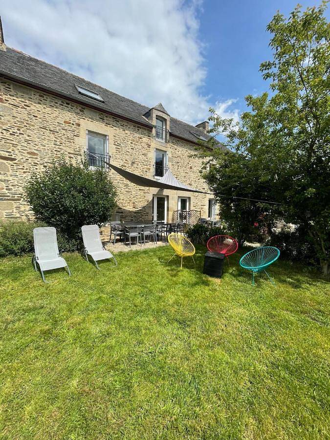 Location de vacances pour 12 personnes, avec terrasse et jardin à Calorguen