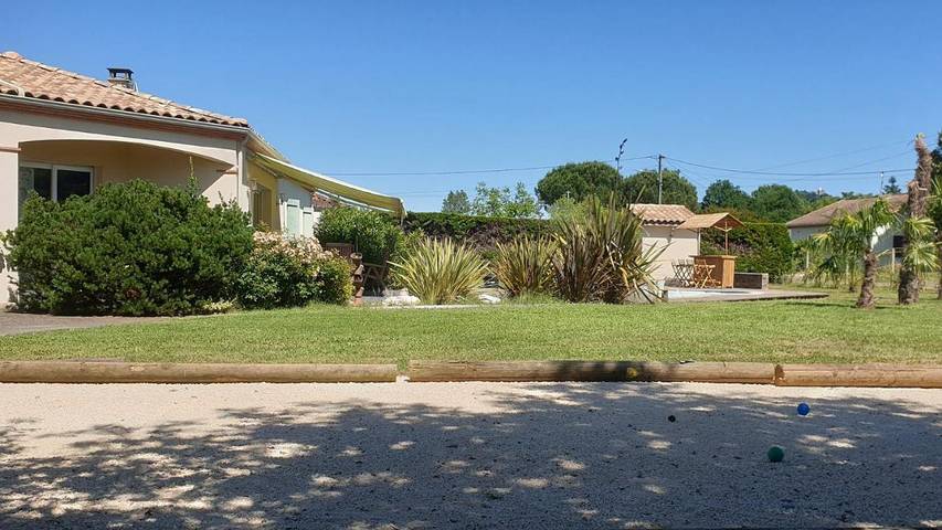 Gîte pour 2 personnes, avec piscine ainsi que vue et jardin à Saint-Sylvestre-sur-Lot - 4