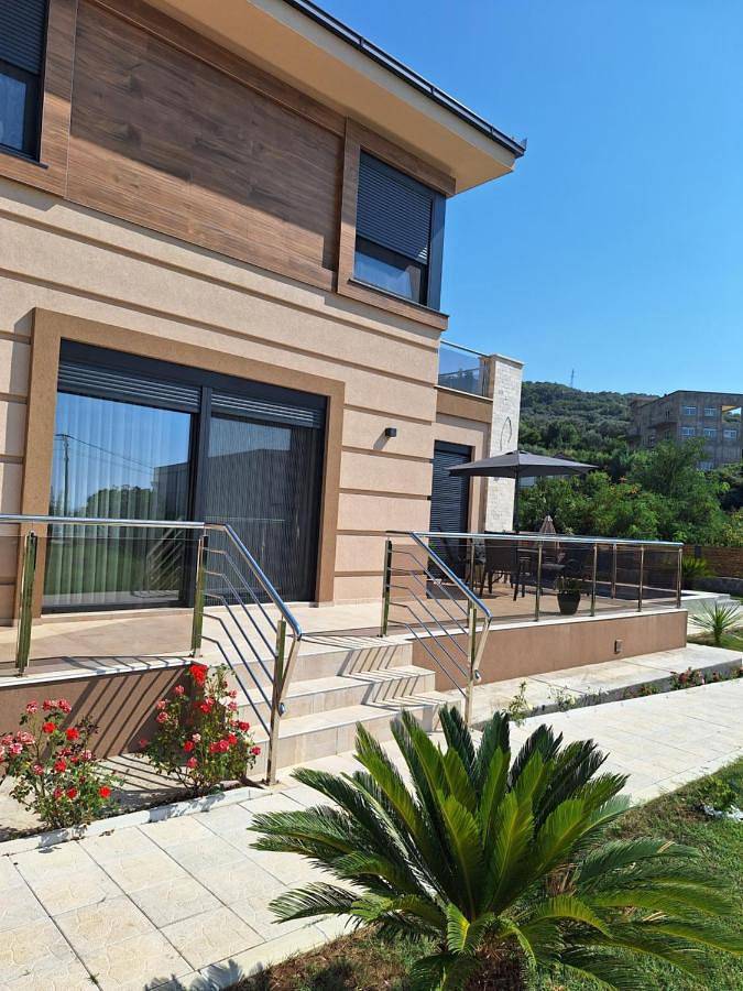 Location de vacances pour 8 personnes, avec jardin ainsi que piscine et vue dans Bar - 3