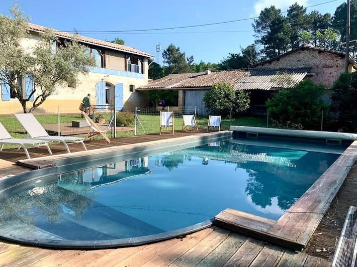 Location de vacances pour 8 personnes, avec terrasse et jardin ainsi que vue et piscine à Léogeats