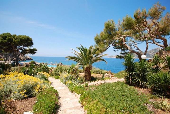 Location de vacances pour 5 personnes, avec Terrasse ainsi que Jardin et Vue à Sant Elm