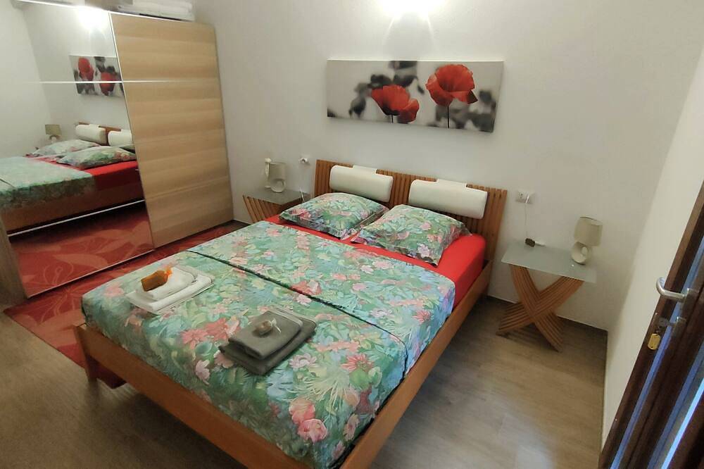 New House, & Fenced Garden, Private Parking Near Beaches. in Posada, Provincia di Nuoro