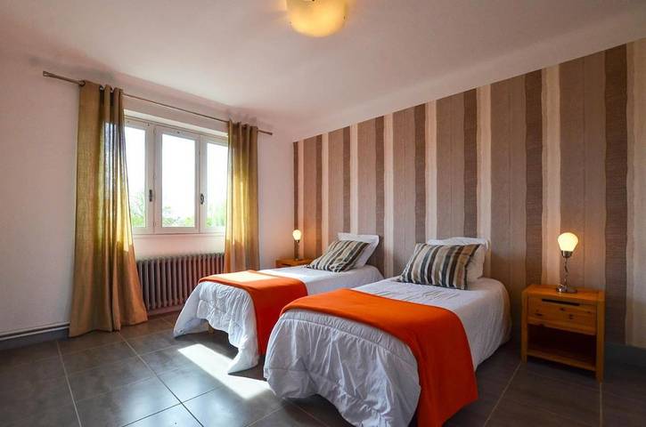 Location de vacances pour 16 personnes, avec piscine ainsi que terrasse et jardin, animaux acceptés à Biars-sur-Cère - 2