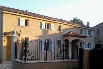 Location de vacances pour 5 personnes, avec jacuzzi et jardin à Auriol