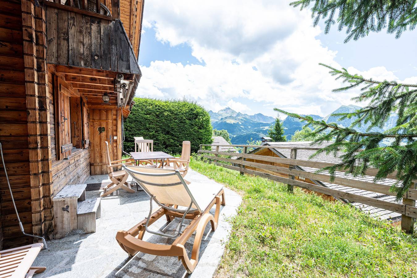 Chalet 'Vardasse' mit Bergblick, Gemeinschaftspool und Wi-Fi in Manigod, Annecy und Umgebung