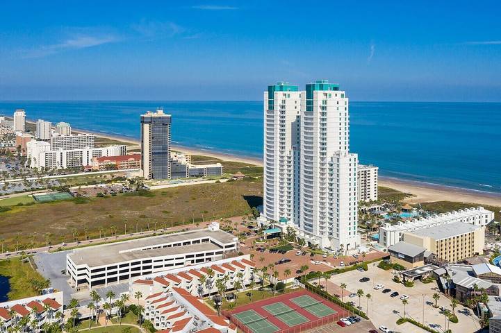 Vacation rental for 8 people, with hot tub and yard in South Padre Island