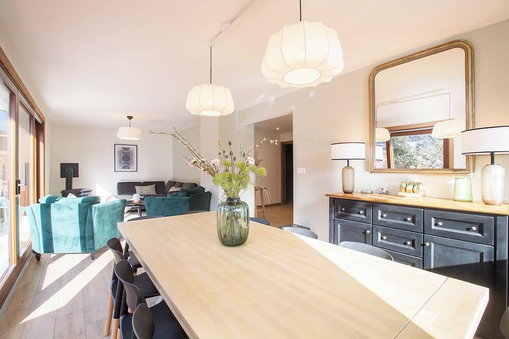 Luxury Mountain Chalet with Private Spa & Cinema Room, sleeps 10 in Essert-Romand, Les Portes du Soleil