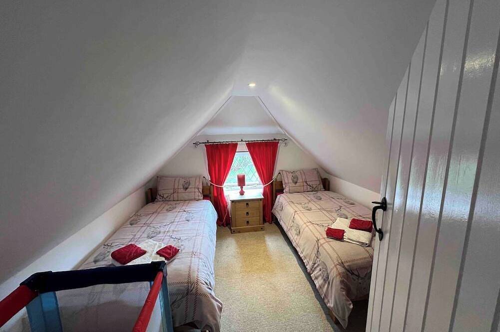 Thatched cottage with hot tub, games room, and garden – ideal for romantic breaks or family escapes in Burley, Hampshire