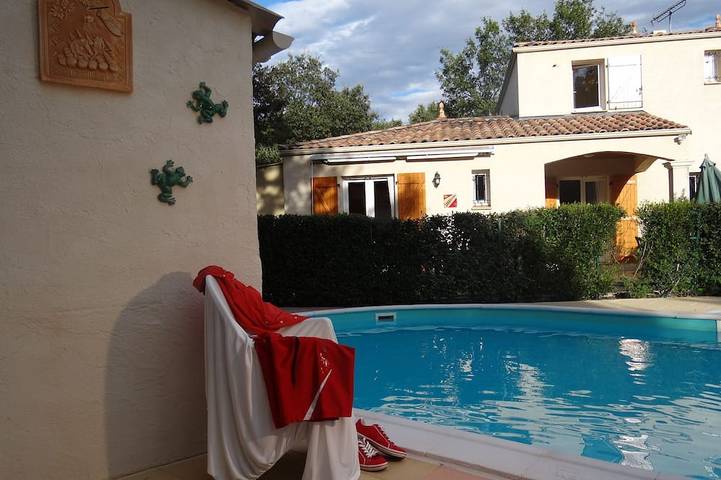 Location de vacances pour 4 personnes, avec Terrasse ainsi que Jardin et Piscine à Notre-Dame-de-Londres