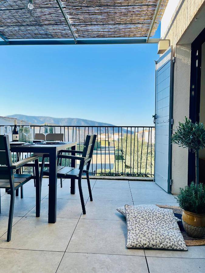 Appartement de vacances pour 4 personnes, avec piscine ainsi que terrasse et vue