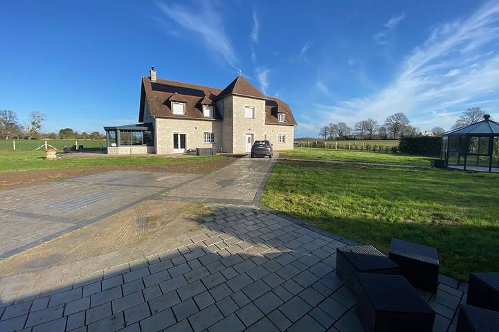 Location de vacances pour 17 personnes, avec jardin ainsi que terrasse et jacuzzi à Saint-Christophe-sur-Condé