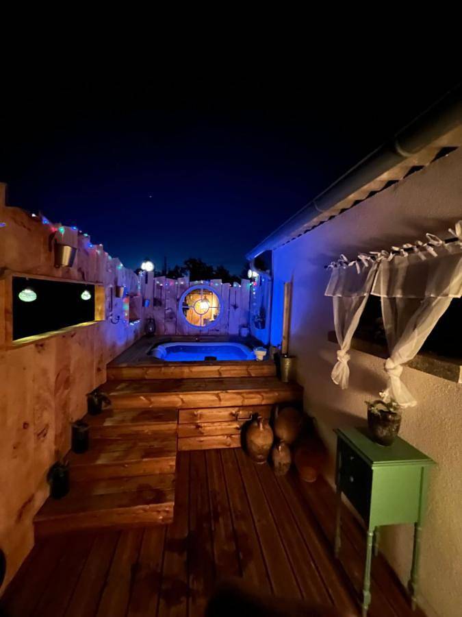 Gîte pour 2 personnes, avec jacuzzi et terrasse ainsi que jardin et piscine à Mignaloux-Beauvoir
