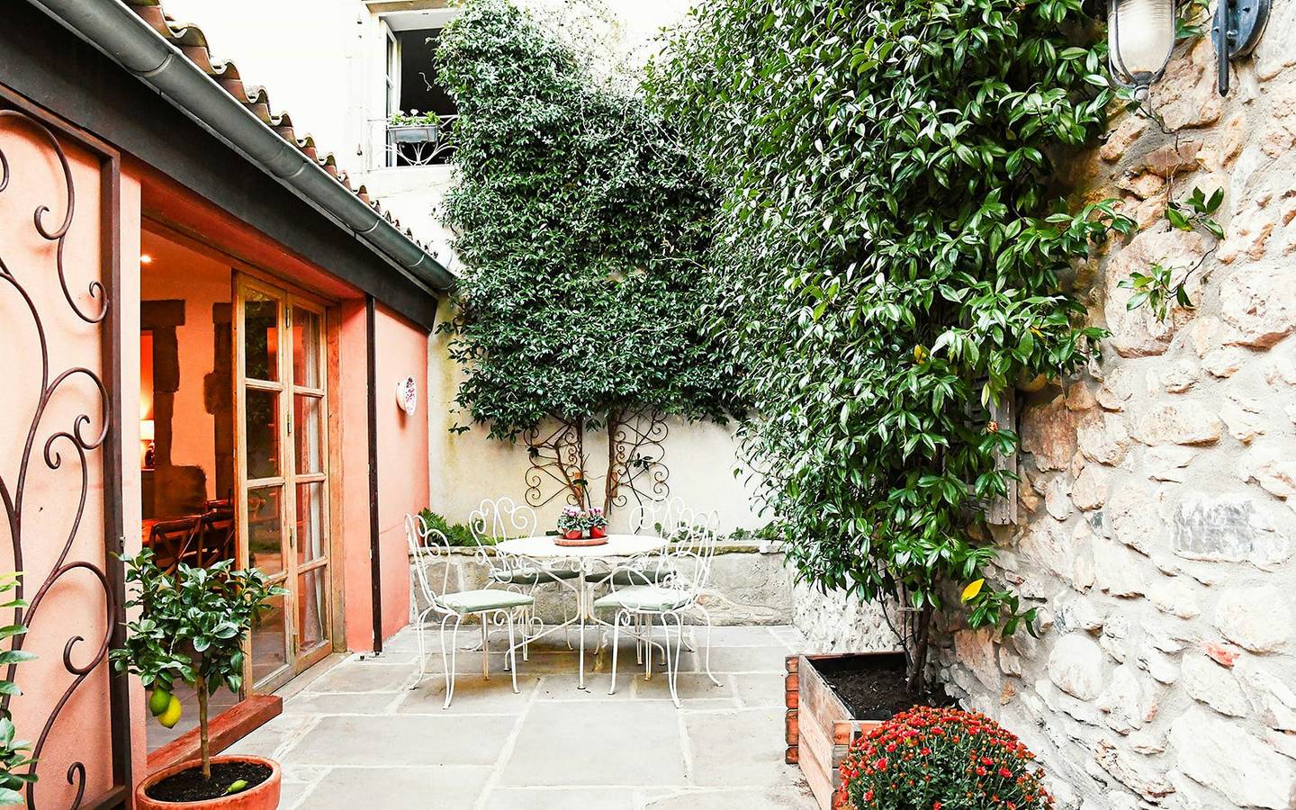 Maison de charme au bord de la rivière in Villeneuve-Minervois, Région de Carcassonne