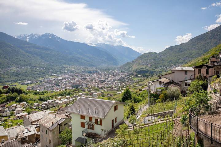 Entire apartment, Apartment 'Leuscc' with Mountain View, Wi-Fi and Air Conditioning in Montagna in Valtellina (Village), Montagna in Valtellina