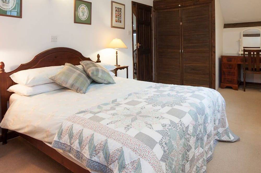 A remote 18th century cosy cottage yet just 10 mins to the beach in Slapton, South Devon