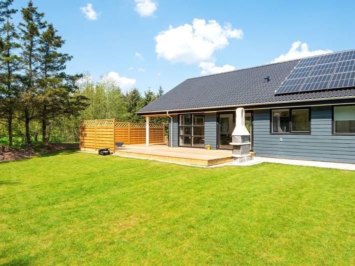 Ferieudlejning for 8 personer, med Terrasse og Pool samt Sauna i Jegum