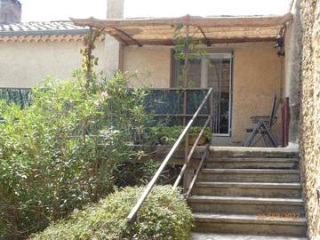 Gîte pour 2 personnes, avec terrasse ainsi que vue et piscine à Puyméras