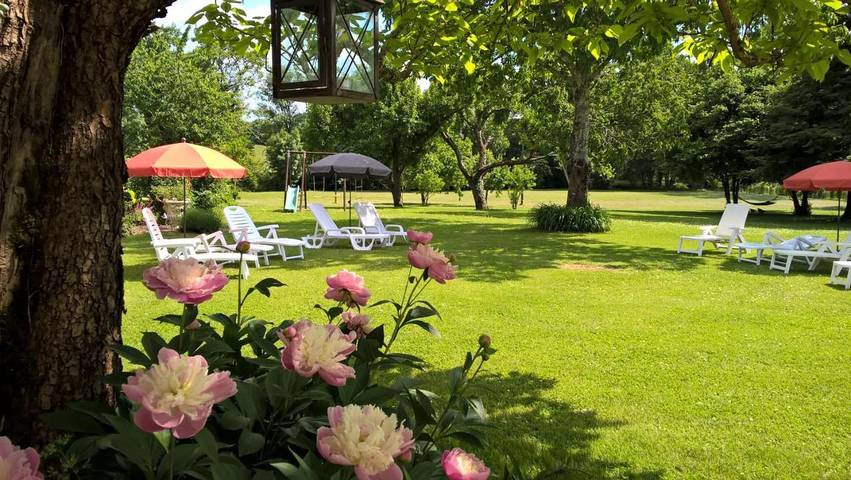 Location de vacances pour 12 personnes, avec piscine ainsi que jacuzzi et jardin, adapté aux familles à Saint-Privat-des-Prés - 3