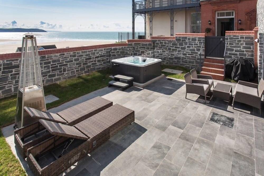 Entire apartment, A stunning 2 bedroom detached house overlooking Woolacombe beach with hot tub! in Woolacombe, Devon
