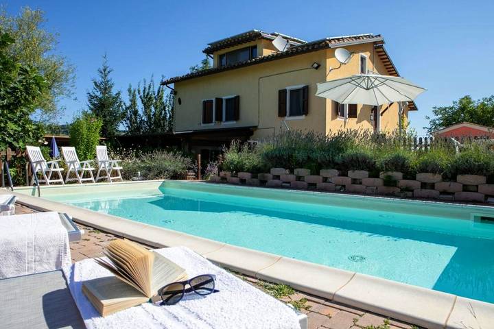 Agriturismo per 2 persone, con Terrazza e Giardino nonché Piscina e Panorama a San Ginesio