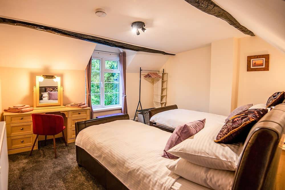 Eleri Cottage, pet friendly, with a garden in Great Malvern in Malvern, Worcestershire