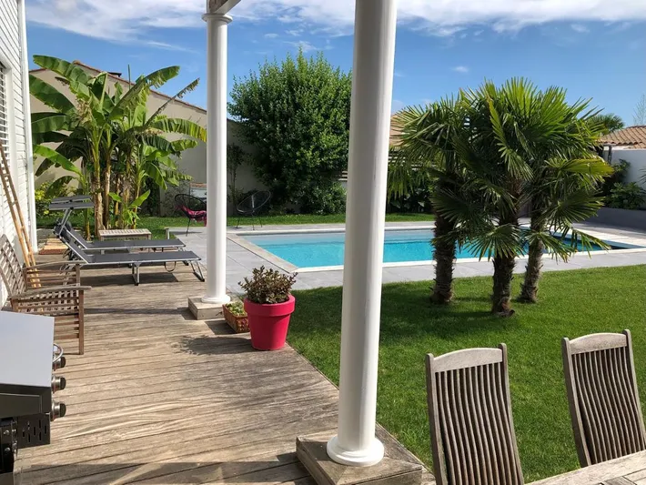 Alojamiento y desayuno para 2 personas, con terraza y vistas además de jardín y piscina - 1
